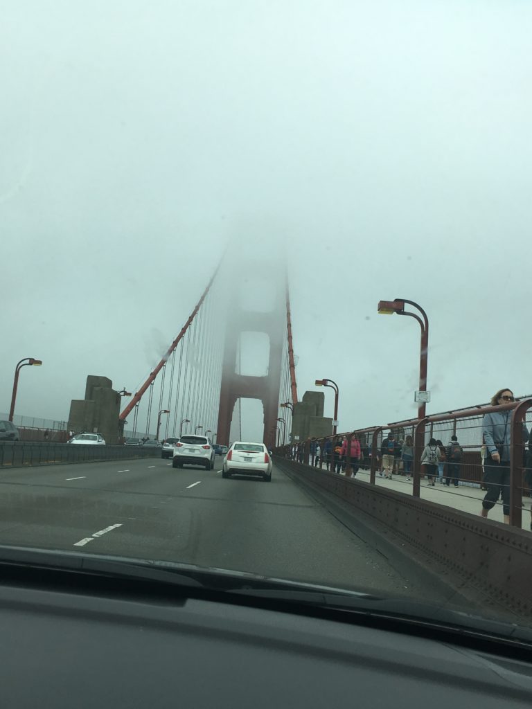 Golden Gate dans le brouillard matinal de San Francisco